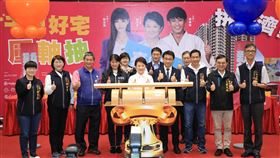 ▲屏東陳小姐抽中千萬好宅-盧市長-購物節行銷全國最好見證人（圖／臺中市政府提供）