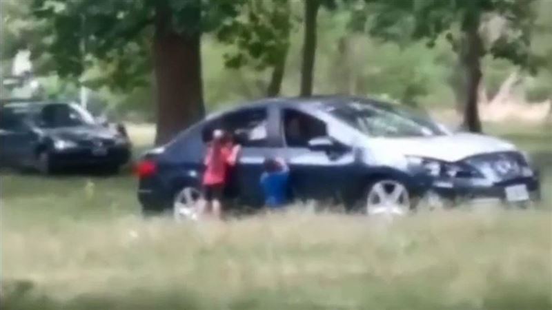 媽後座爽吃新男友　趕2孩下車趴窗看