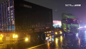 剛放三角錐　後方貨櫃車反應不及撞上