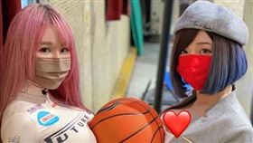 泥泥學姊合體鬼鬼！面對面「擠爆籃球」網看呆：想投胎了（圖／翻攝自妮妮IG）