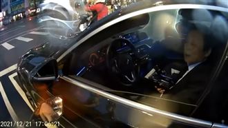 王世堅占機車停等區　警方要開罰了！