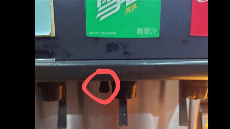 汽水機驚見「隱藏拉桿」　她一按嗨翻