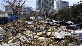 超級颱風雷伊橫掃菲律賓中部和南部至今已5天，中部宿霧地區台商說，當地目前停電，通訊時有時無且百物缺。（圖／美聯社／達志影像）