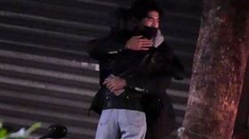 涂善存摟著林意箴的肩膀，兩人一起看手機，林意箴也小鳥依人靠在涂善存的肩頭上。（圖／本刊攝影組）