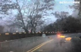 悚！中橫落石坍　女騎士遭砸重摔昏迷（圖／翻攝畫面）