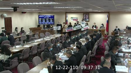總預算遭逕付二讀　藍委中斷開會抗議