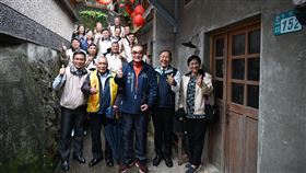 ▲主任委員（前中）及參與活動同仁參訪黃金博物館後，在祈堂老街合影。（圖／林建榮提供）