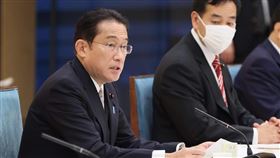 日本為防COVID-19變異株Omicron禁止所有外國人新申請入境。首相岸田文雄（左）昨天宣布，管制措施將延長實施。（圖／翻攝自首相官邸推特）