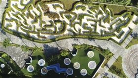 澄清湖迷宮花園  親子旅遊新亮點高雄知名景區澄清湖新規劃的迷宮花園除了是全國最大之外，從上空鳥瞰是一對鴛鴦造型綠籬，種植樹蘭及黃金露花形成一對鴛鴦造型，作為整體迷宮的路徑區隔。（高雄市觀光局提供）中央社記者蔡孟妤傳真  110年12月22日