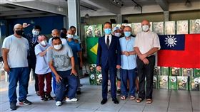 駐聖保羅辦事處援贈天主教機構駐聖保羅辦事處長馮光中（右3，穿藍西裝者）代表政府援贈食物籃給貝倫傳教會的「瓜達露佩之家」，由機構創辦人、義大利籍神父卡拉羅（右2）代表接受，天主教聖保羅總教區法政神父比宗（右1）出席觀禮。（駐聖保羅台北經濟文化辦事處提供）中央社記者唐雅陵聖保羅傳真  110年12月22日