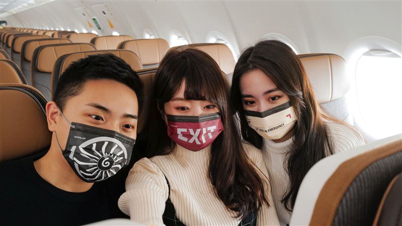 星宇翻玩機身元素！推超潮航空口罩