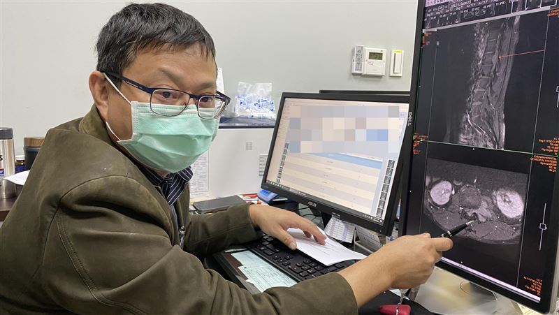 腳沒力又「閃尿」　驚見2顆脊椎腫瘤