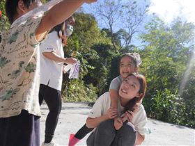 雲豹能源總經理趙書閔在部落與孩童們進行綠能小教室互動，從遊戲中讓孩子們了解再生能源的重要性。圖／雲豹能源提供