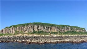 澎湖玄武岩  縣府爭取國家級地質公園（2）澎湖玄武岩地質景觀具國際級水準，澎湖縣長賴峰偉25日表示，縣府爭取澎湖成為國家級地質公園，並加強旅遊推廣、解說員研習等，盼讓更多人看見澎湖地質瑰寶。圖為虎井嶼的柱狀玄武岩。（澎湖縣政府提供）中央社  110年10月25日