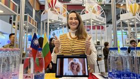 台北國際食品展  立陶宛參展（2）2021台北國際食品展22日在台北南港展覽館2館登場，為了深化台灣與立陶宛兩國的經貿、文化交流，首次邀請立陶宛設館，現場展出當地的天然礦泉水等各項商品。中央社記者鄭傑文攝  110年12月22日