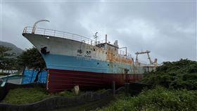 首艘南極研究船海功號暫緩拆除（1）台灣首艘前往南極探險及捕撈磷蝦的研究船「海功號」除役後矗立在基隆八斗子漁港碧砂泊區，因有公安疑慮20日開始拆除，有文史工作者反映具有保留價值，漁業署經評估後，決定暫緩拆除。（讀者提供）中央社記者王朝鈺傳真  110年12月22日
