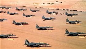 1990年發生波灣戰爭後，時任美國總統的老布希曾直接要求日本派遣自衛隊赴中東。圖為美國F-15E參加1991年的沙漠風暴行動。（圖／翻攝自維基百科，版權屬公有領域）