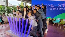 林姿妙就職滿3週年  聆聽青年心聲宜蘭縣長林姿妙（前中）22日以「航向世界的啟點．宜蘭」為主題，舉辦就職3週年記者會，邀請13名青年代表暢談對宜蘭未來期許，聆聽青年們心聲。林姿妙會後拿手機和青年代表玩自拍，拉近彼此距離。中央社記者沈如峰宜蘭攝  110年12月22日