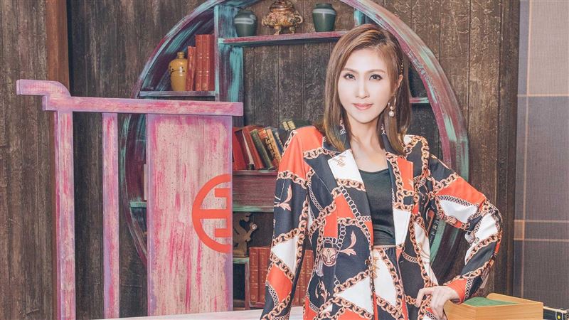 48歲美魔女看不出來　辣喊不是玩票