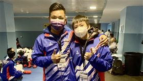 空手道亞錦賽  台女將辜翠萍踢進決賽空手道女將辜翠萍（右）歷經左腳阿基里斯腱斷裂後浴火重生，21日在2021亞洲空手道錦標賽踢進決賽，將有機會替台灣添得一面金牌。（鄧世瑀提供）中央社記者龍柏安傳真  110年12月21日