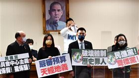 總預算逕付二讀  國民黨立委控破壞體制民進黨立法院黨團21日在立法院會提案變更議程，將總預算案自委員會抽出，逕付二讀；國民黨立委22日在國防委員會上舉牌抗議，指控民進黨破壞體制，立委陳以信（後中）甚至撕毀會議程序書表達不滿。中央社記者王飛華攝  110年12月22日