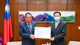 台灣捐款助菲律賓風災重建外交部長吳釗燮（右）22日捐贈50萬美元予馬尼拉經濟文化辦事處（MECO）主席費南德，協助菲律賓風災重建。（外交部提供）中央社記者王慶剛傳真  110年12月22日