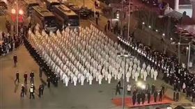 微博上瘋傳一張「西安午夜封城」照片，不少人留言「西安，加油！」為當地人打氣。（圖／翻攝自微博）