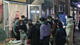 西安封城！全市中學以下全停課　超市現搶購潮▲（圖／翻攝自西安人文攝影微博）