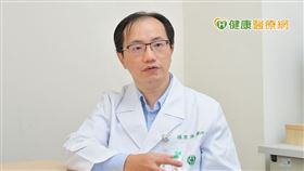 亞東紀念醫院感染科楊家瑞主任強調，愛滋感染者一定要規律回診、按時用藥，才能掌握病毒數量與免疫功能的變化趨勢。