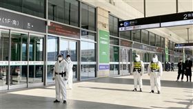 中國陝西省西安市22日新增63宗COVID-19本土病例。圖為西安鐵路警察加強防疫管制。（圖／中新社）
