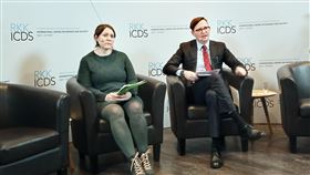 愛沙尼亞學者：台海若有事  恐牽動波羅的海安全愛沙尼亞安全與中國事務專家岳斐然（右，Frank Juris）說，若中國進犯台灣並迫使美國及盟友集中軍事資源於亞太地區，恐讓俄羅斯在歐洲有可乘之機，波羅的海安全也將受威脅。中央社記者陳韻聿塔林攝  110年12月23日