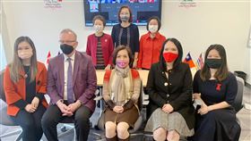 駐溫哥華處長劉立欣與加國政要及僑民駐溫哥華台北經文辦事處長劉立欣（前排中）與加國政要及僑界代表合影。（駐溫哥華台北經文辦事處提供）中央社記者胡玉立多倫多傳真  110年12月23日