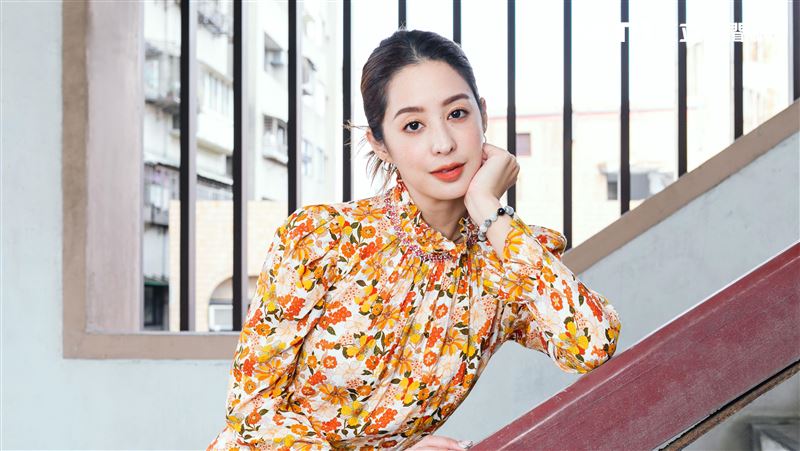 莫允雯遮胸只用「兩朵小花」死守股溝