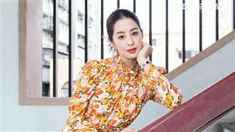 莫允雯遮胸只用「兩朵小花」死守股溝