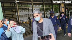 ▲興富發旗下潤隆建設董事長蔡聰賓300萬元交保後，面對媒體追問，僅回應「偵查不公開」。（圖／記者楊佩琪攝）