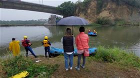 苗栗龍頸潭，後龍溪，邱姓男子捕捉毛蟹失足落水，搜索 (圖/翻攝畫面)