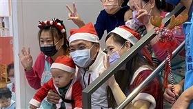 侯友宜宣布公托人員調薪政策新北市板橋區實踐公共托育中心23日舉辦耶誕活動，市長侯友宜（前中）出席，並宣布民國111年1月起，公托人員調薪政策及提高準公托的專業人員久任獎金。中央社記者黃旭昇新北攝  110年12月23日