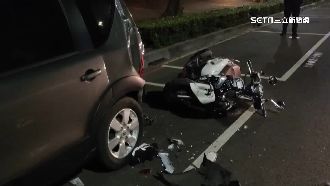 突自撞路邊車　高雄騎士倒臥血泊中