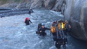 南投,信義,伊巴厚山,4山友受困,搜救 (圖/南投縣消防局)