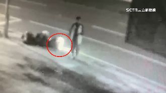 醉男無聊燒三角錐　深夜狂吼住戶受驚