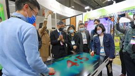 ▲為體現讓民眾有感的未來生活，展場特別濃縮多樣化的生活場景，例如在零售領域設置「觸控式互動遊戲桌」，讓民眾購物休息之餘能夠打發時間。（圖／資策會提供）