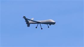 中科院騰雲無人機　控制系統異常迫降台東毀損一架中科院研發的「騰雲」無人機18日晚間因控制系統異常迫降台東森林公園草地，機體毀損。根據中科院資料，騰雲機具備多機操控、聯網導控與即時影像傳輸等功能，可在日、夜間執行情蒐、監視、偵查、環境研究，近半年有3架在志航基地密集測評。（讀者提供）中央社記者李先鳳傳真  110年2月18日