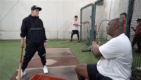 雅加達亞運女子壘球選手賴孟婷，與味全龍打擊教練Phil切磋交流。（圖／味全龍提供）