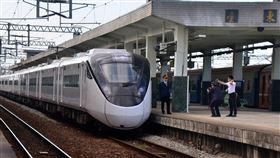 台鐵新購城際列車  台東鄉親優先試乘（2）台鐵新購EMU3000型城際列車即將正式投入營運，8日邀請台東鄉親試乘，從台東火車站開至池上火車站。中央社記者盧太城台東攝  110年12月8日