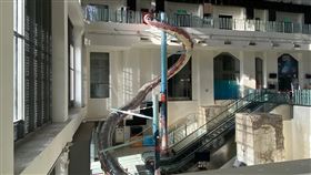 海科館立體螺旋溜滑梯12/24試營運國立海洋科技博物館打造全長32.8公尺的立體螺旋溜滑梯，由5樓滑至2樓僅需4秒鐘，24日起至民國111年1月6日試營運期間，民眾只要填寫問卷就可免費體驗1次。（國立海洋科技博物館提供）中央社記者王朝鈺傳真  110年12月23日