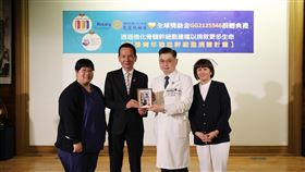 扶輪社捐款慈濟骨髓幹細胞中心（2）花蓮扶輪社延續已故血癌青年朱頤生前號召，發起「召募10萬青年骨髓建檔－為血癌青年圓夢」全球獎助金計畫案，獲海內外多個扶輪社支持，23日捐款慈濟骨髓幹細胞中心，朱頤父親朱文慶（左2）到場見證，朱頤主治醫師黃威翰（右2）也到場為朱爸爸加油打氣。（花蓮慈濟醫院提供）中央社記者李先鳳傳真  110年12月23日