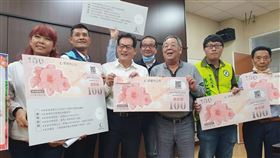 屏東市31日起發放500元振興券（1）為照顧受COVID-19疫情影響的攤販和店家，屏東市公所31日起將普發新台幣500元振興消費券，23日召開記者會公布振興消費券樣張。中央社記者郭芷瑄攝  110年12月23日