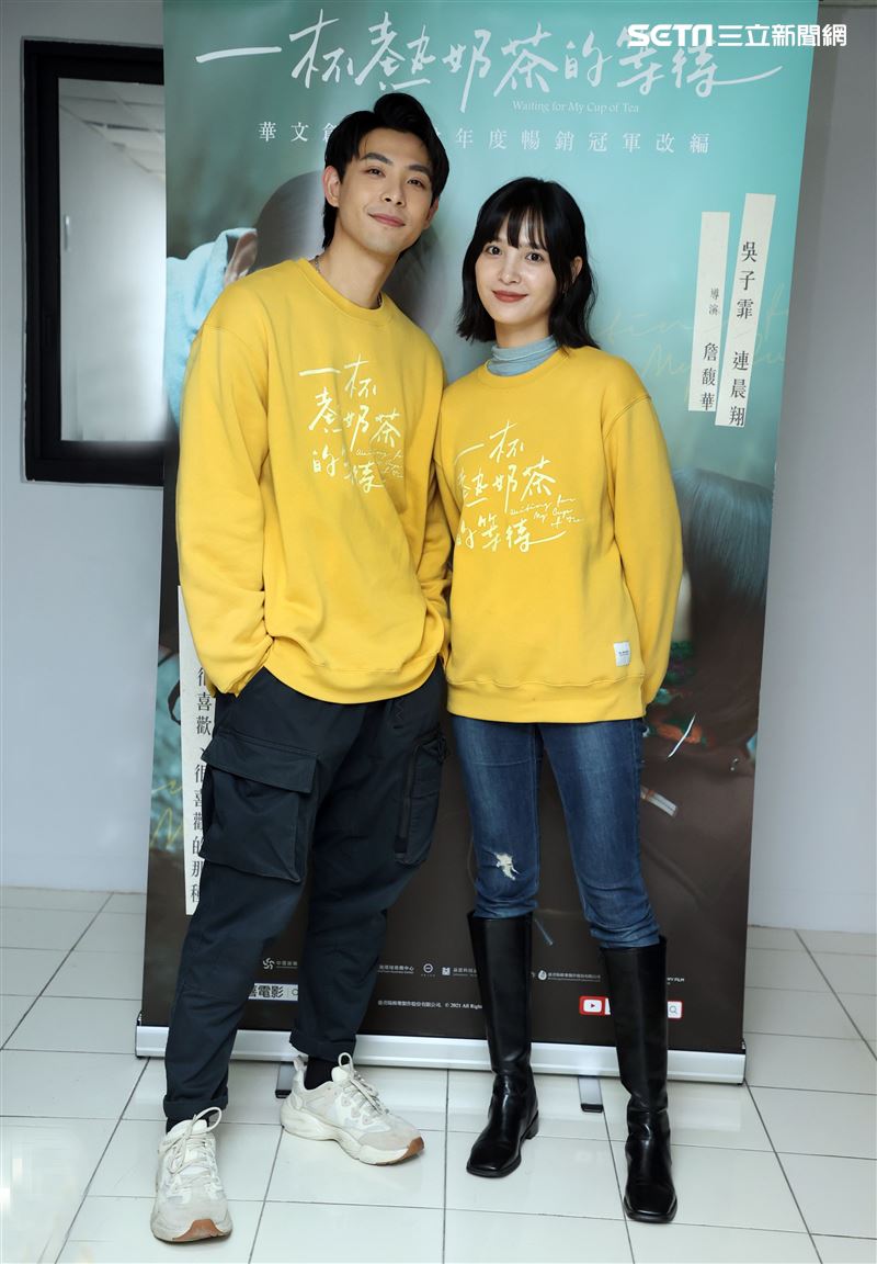 一杯熱奶茶的等待吳子霏、連晨翔三立新聞網專訪。（記者邱榮吉/攝影）