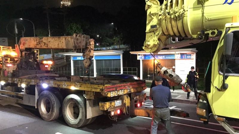 大型吊車拋錨　淡水塞爆時速20公里