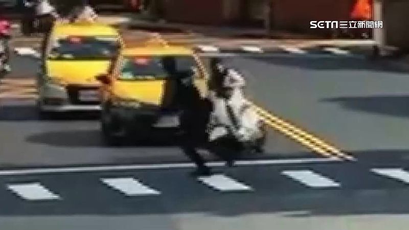 獨／戴鴨舌帽違規遭攔　男竟囂張撞警